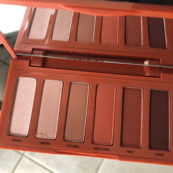 Brand new Urban Decay Petite Heat Palette - Picture 7 of 7